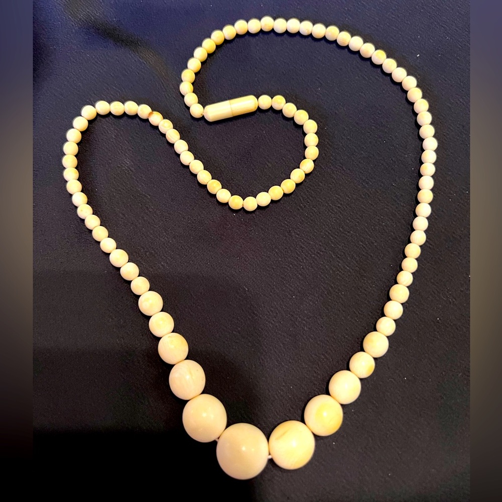 Vintage 21” crème necklace